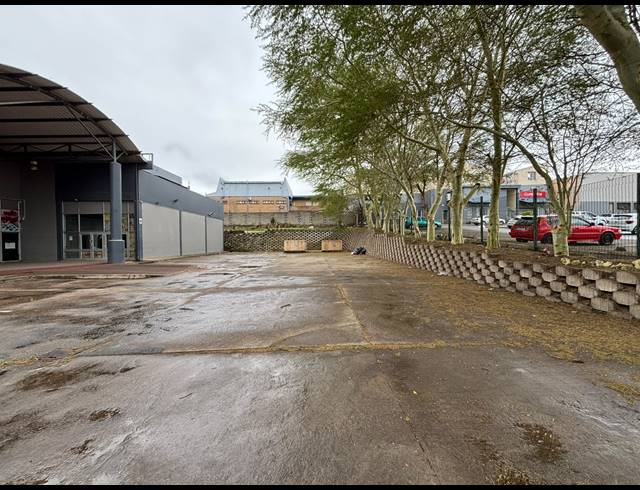4,155M² BUSINESS CENTRE FOR SALE IN STANGER CENTRAL